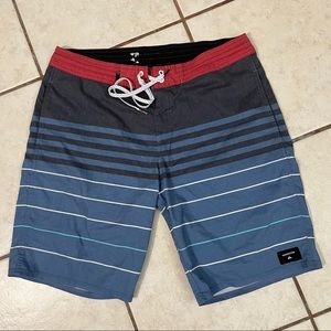 Quick Silver Size 34 Men Swimsuit Board Shorts Excellent Condition